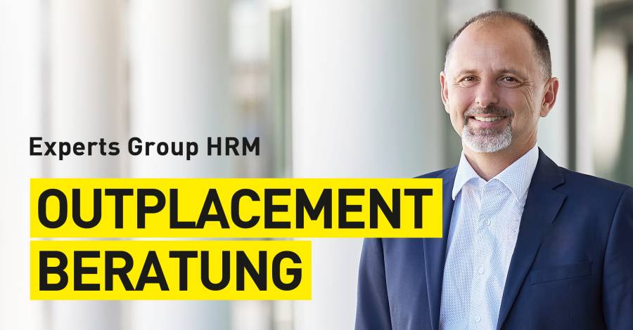 Lächelnde Person im Anzug vor Säulen, Text „Outplacement Beratung“